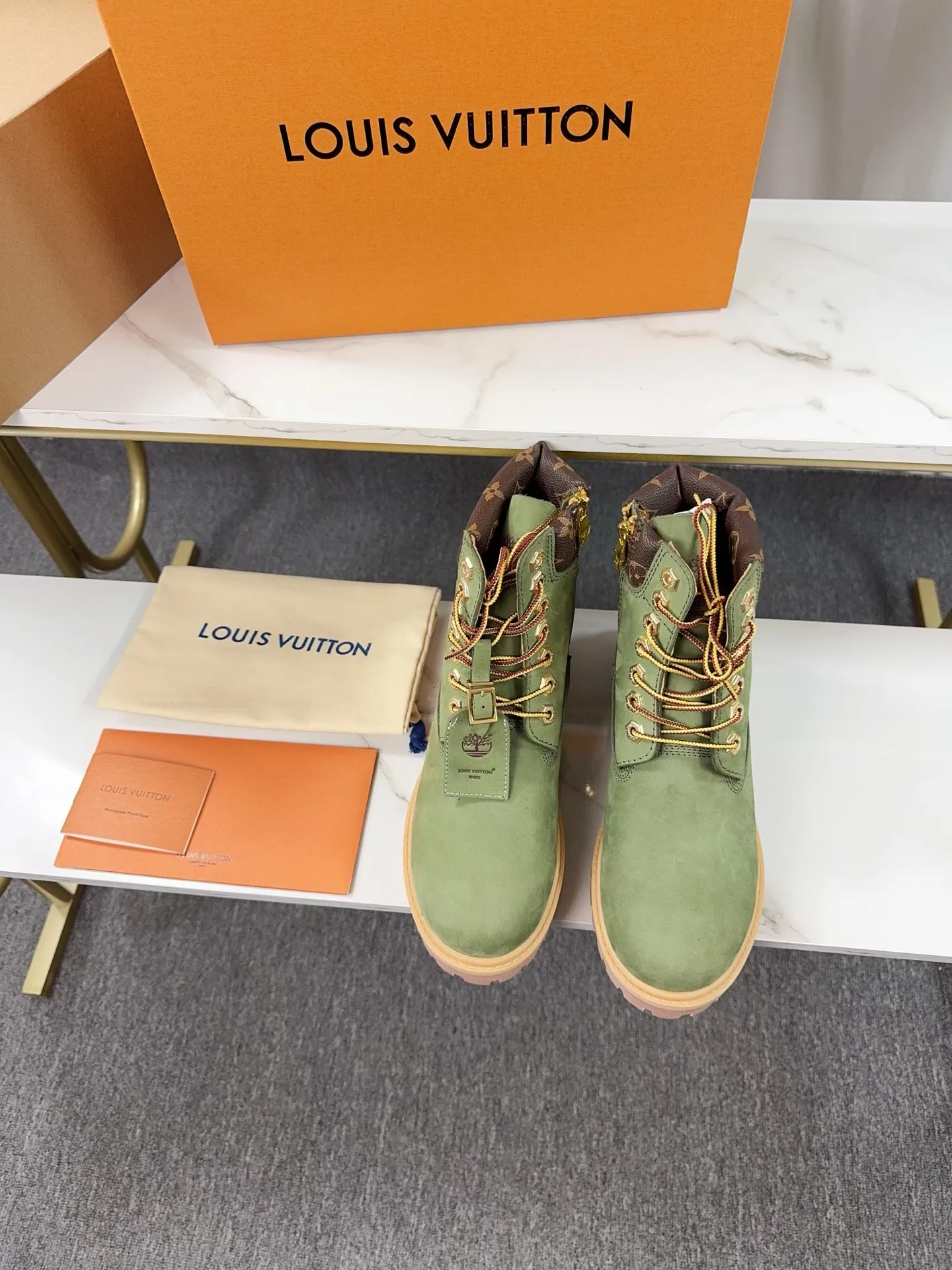 Couple model 💰700 ❤️Top version: Couple model LV x Timberland Timberland joint model Presbyopia Embossed Rhubarb boots Ankle boots Short boots LV x Timberland ankle boots are made of Monogram embossed waterproof nubuck cow leather, relying on the brand's exquisite craftsmanship to carefully reshape the classic Timberland 6-inch boot shape in Italy, and make an eye-catching appearance in 2024 created by Pharrell Williams with American workwear style Autumn and winter menswear show. Monogram embossed tongue, original Timberland laces and outsole are exquisite details, and the leather label expresses the cooperation logo. Exquisite packaging at the delivery counter🛍📦 ▪️Material: Original customized imported first-layer cowhide ▪️Inner lining: Original customized leather lining/mesh lining ▪️Outsole: Original molded anti-slip rubber material ▪️Sole thickness: 3.5CM ▪️Size: Women's 35-40 Men's 39-46